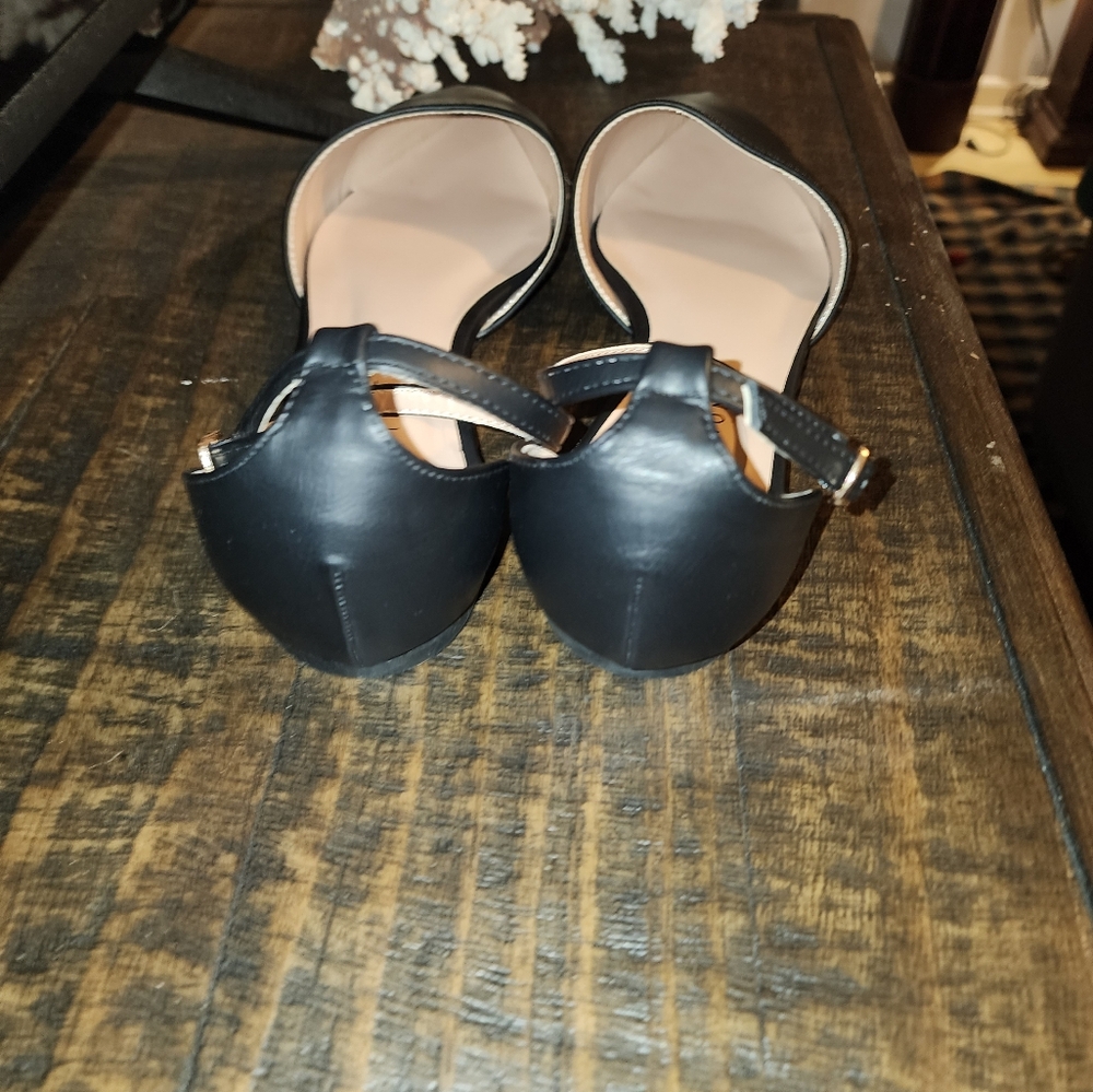 New Journee Collection black pointed toe flats - Picture 2 of 4